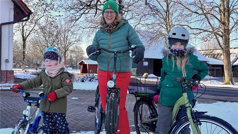 Sie sind frühlingsreif: Andrea Köper macht sich in Brest mit Sophia (4, links) und Luisa (7) auf eine Radtour.