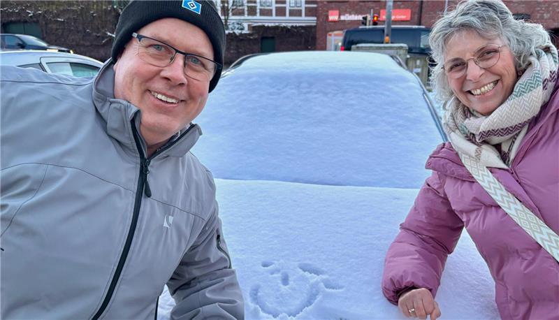 Sie sind sich nicht einig, ob der Winter bleiben sollte: Kris und Frauke Kruse aus Oederquart haben viele Argumente pro und kontra Eiseskälte.