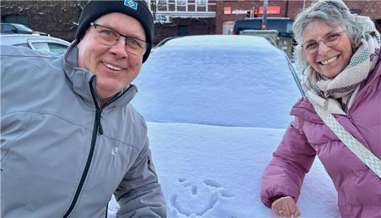 Sie sind sich nicht einig, ob der Winter bleiben sollte: Kris und Frauke Kruse aus Oederquart haben viele Argumente pro und kontra Eiseskälte.
