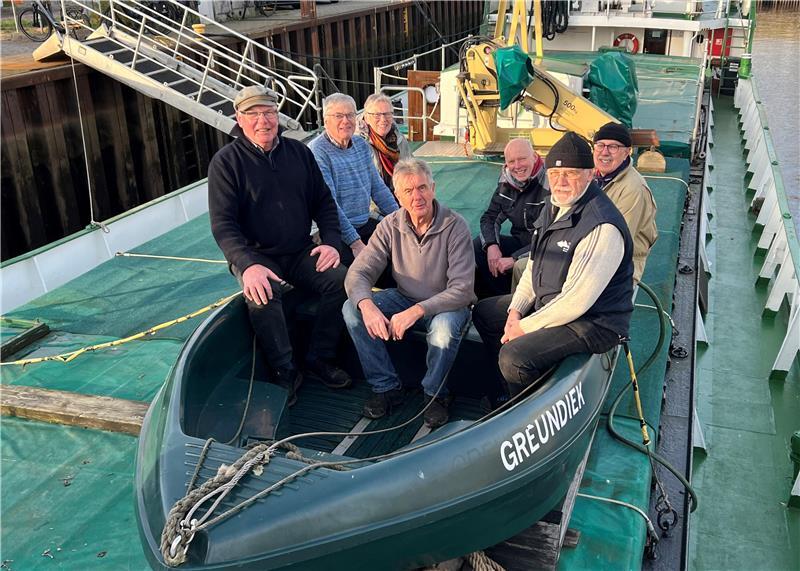 Sie sitzen alle in einem Boot: Die ehrenamtlichen Helfer von der Greundiek nehmen Platz im Bereitschaftsboot, das bei Mann-über-Bord-Manövern zum Einsatz kommt.