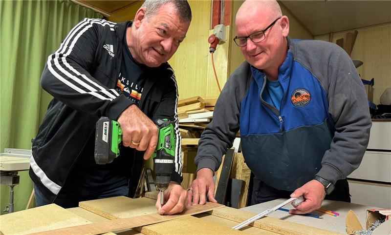 Sie sorgen dafür, dass die Kulisse schick und stabil ist: Dirk Ritter und Markus Schaller in der Theaterwerkstatt.