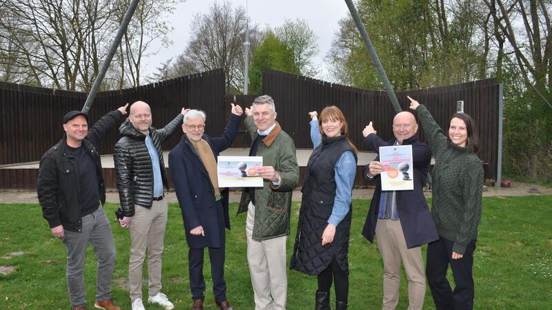 Sie sorgen dafür, dass im Juni ein bislang noch nicht da gewesenes Theater-Event auf der Bremervörder Seebühne möglich wird: Simon Riggers (Mitte), Intendant des Zentraltheaters München mit Regisseurin Lea Ralfs (Dritte von rechts) und den Projektpartnern in Bremervörde: Benjamin Bünning (von links, N&E), Axel Seidenschwarz (Stiftung Sparkasse), Wilfried Riggers (KuH) und Bürgermeister Michael Hannebacher. Rechts: Regieassistentin Nadine Vidakov.