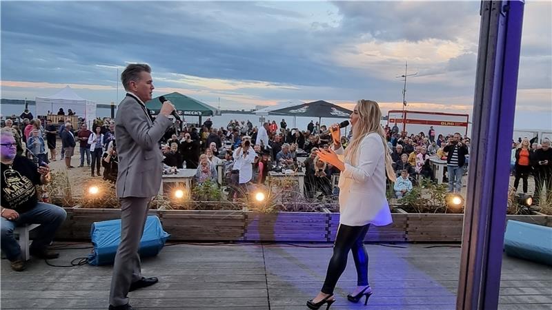 „Sommer-Feeling“ auf Krautsand lockt 700 Besucher Sie sorgten für atemlose Stille bei rund 700 Besuchern auf Krautsand: der amerikanische Musical-Star und Gesangscoach Dale Tracy und Musical-Darstellerin Kathy Savannah Krause. Foto: Ludewig