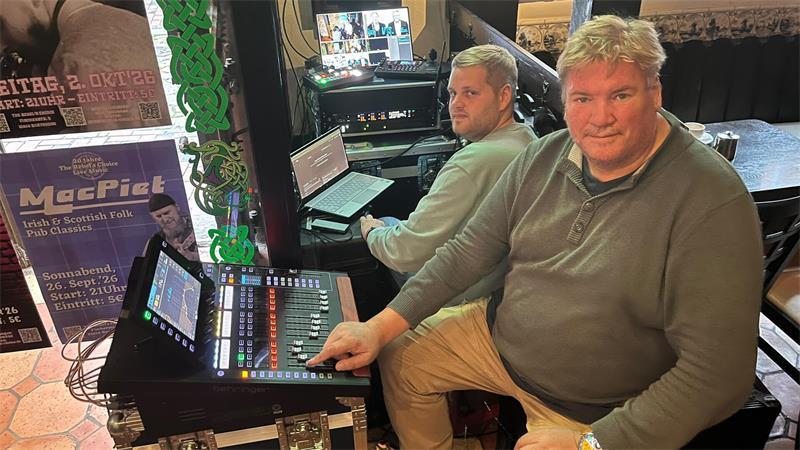 Sie sorgten für den reibungslosen technischen Ablauf: Jonas und Matthias Rambow (rechts) aus Drochtersen.