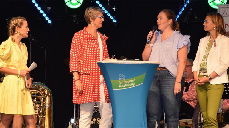 Von Drohnen bis Zukunft: Vier Erkenntnisse der Tarmstedter Ausstellung Sie sprachen über starke Institutionen (von links): Moderatorin Maja Mogwitz, Elisabeth Brunkhorst (Landfrauen Niedersachsen), Isabelle Pröstler (Landjugend Niedersachsen) und Vivien Ortmann (Marketinggesellschaft).