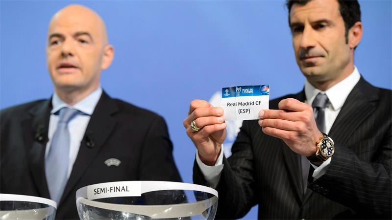 Figo fordert Infantinos Rücktritt: „Er sollte gehen. Jetzt“ Sie standen sich mal nah: Gianni Infantino (l) und Luis Figo. (Archivbild)