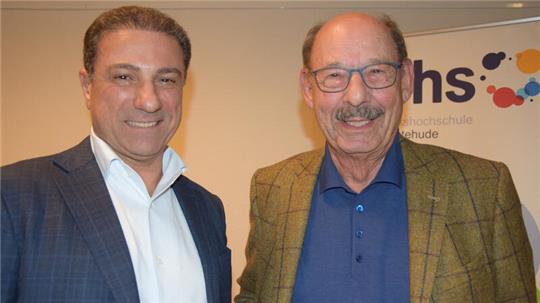 Sie stehen fest zusammen: Yazid Shammout (links), Vorsitzender der palästinensischen Gemeinde Hannover, und Michael Fürst, Präsident des Landesverbands der Jüdischen Gemeinden in Niedersachsen.