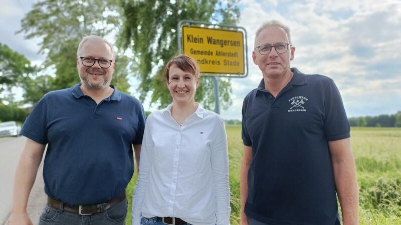 „Im Herzen sind wir eins“: Zwei Geest-Dörfer feiern das Dorfleben Sie stehen stellvertretend für das gesamte Jubiläums-Orga-Team: Thomas und Sonja Bösch mit Uwe Heins (rechts).