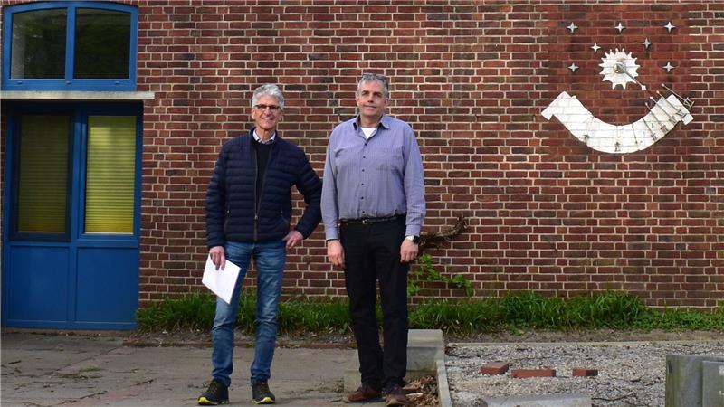 Sie stehen vor einer großen Aufgabe, doch noch fängt es klein an: Harald von Thaden (links) und Tobias Terne haben Pläne, wie es mit der alten Grundschule in Bliedersdorf weitergehen soll.