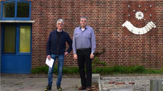 Sie stehen vor einer großen Aufgabe, doch noch fängt es klein an: Harald von Thaden (links) und Tobias Terne haben Pläne, wie es mit der alten Grundschule in Bliedersdorf weitergehen soll.