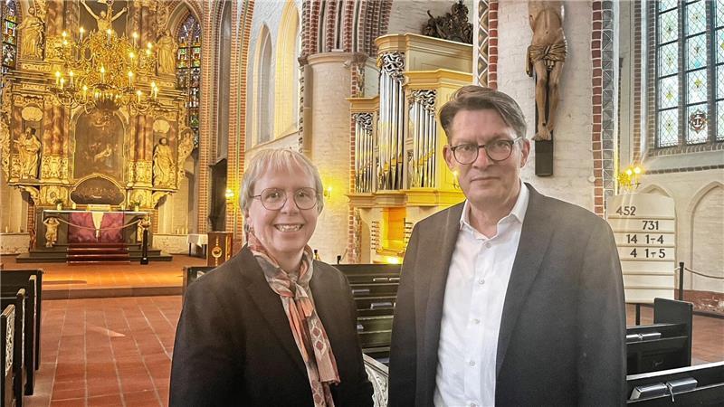 Streit vor Ostern: Sind Bachs Passionen antisemitisch? Sie stehen zu Bach und seiner Passion: Kreiskantorin Sybille Groß und Superintendent Martin Krarup.
