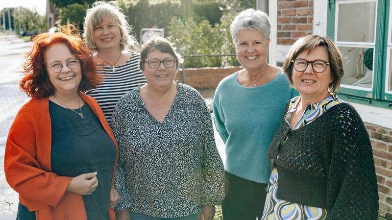 Sie stellen im Atelier von Elena-Florentine Kühn aus: Lucy Vollmer-Hartas, Britta Lange, Gaby Apelt und Inga Buhr.