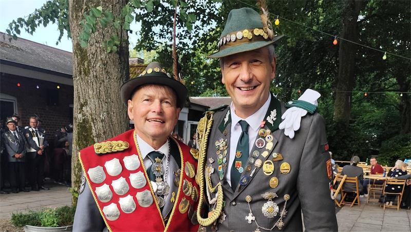 Schützenkönig: Dollerner Ex-Majestät regiert jetzt in Horneburg Sie strahlen nach der Proklamation in Horneburg (von links): Schützenkönig Holger Schlichting mit seinem Adjutanten Sönke Diedrichsen.