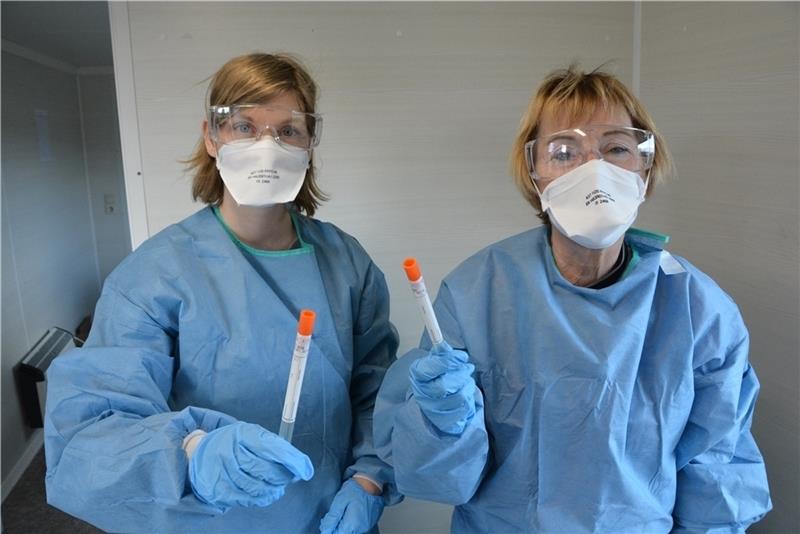 Sie testeten gestern die ersten Verdachtsfälle: Dr. Anne Rieth und die medizinisch-technische Assistentin Joana zum Felde (links). Foto: Stephan