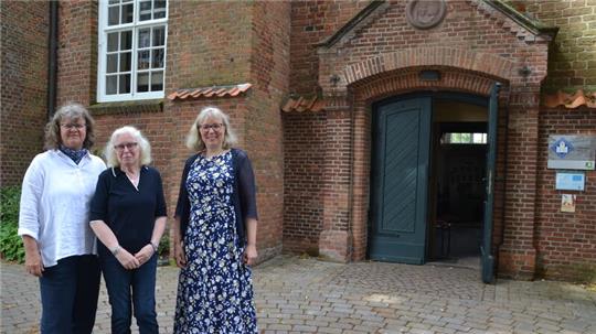 Sie tragen die Kultur in die Kirchen - St. Martin in Oldendorf und St. Marien in Himmelpforten: Kirsten Heinsohn, Ute Jungclaus und Heike Hellwege (von links).