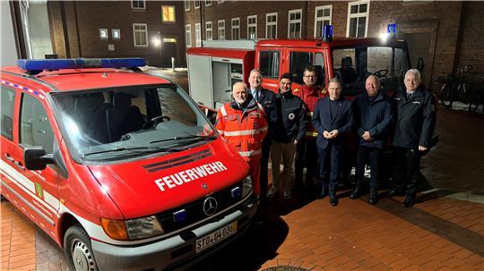 Sie unterstützen den nächsten Ukraine-Hilfskonvoi (von links): Hansi Eggert (Johanniter), Danny Waltersdorf (Kreisfeuerwehr), Julian Dubbels (DRK), Rainer Bohmbach (DLRG), Landrat und Schirmherr Kai Seefried, Einsatzleiter Wilfried Sprekels und Thorsten Hellwege (Kreisfeuerwehr).