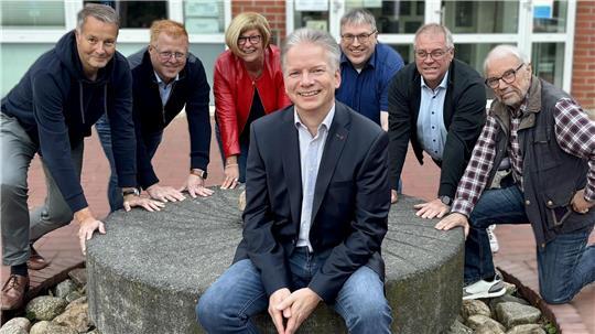 Sie unterstützen ihren Kandidaten Tim Siol (Mitte): Markus Winter (Grüne), Marcel von der Lieth (CDU), Petra Tiemann (SPD), Torsten Lüchau (FDP), Helmut Klintworth und Rolf Helmecke (Freie Wähler, von links).