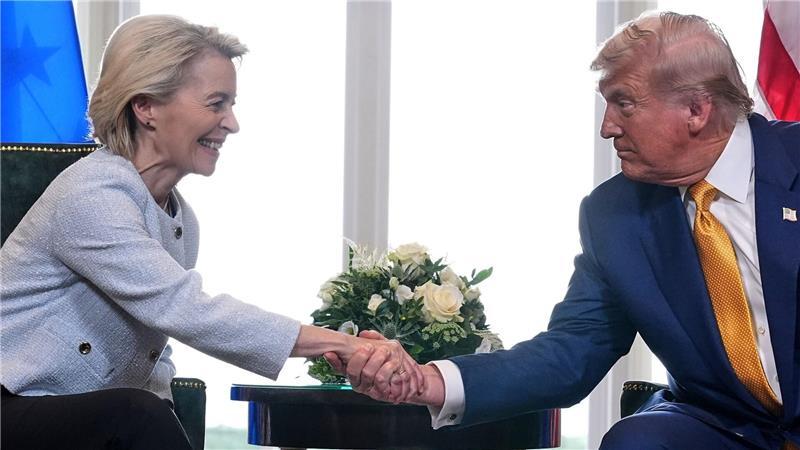 EU-Parlament stimmt für US-Zolldeal mit Sicherheitsnetz Sie vereinbarten im vergangenen Sommer den Zolldeal: EU-Kommissionspräsidentin Ursula von der Leyen und US-Präsident Donald Trump. (Archivbild)