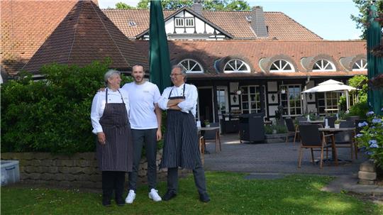 Sie vereint eine Leidenschaft: Gastronomie. Familie Sommer vor dem Bösehof in Bad Bederkesa. Lennart ist stolz auf seine Eltern und denkt gerne an seine Kindheit und Jugend im Traditionshaus zurück. Foto: Scheiter
