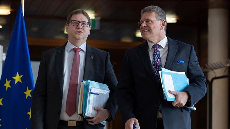 Eskalation statt Einigung: Trump schickt Zoll-Brief an EU Sie verhandeln für die EU: Von der Leyens Kabinettschef Björn Seibert (l) und Handelskommissar Maros Sefcovic. (Archivbild)