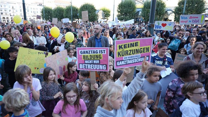 Protest gegen Kürzungen im Hamburger Bildungsetat wächst Sie versammelten sich vor dem Rathaus, um ihren Forderungen Nachdruck zu verleihen.