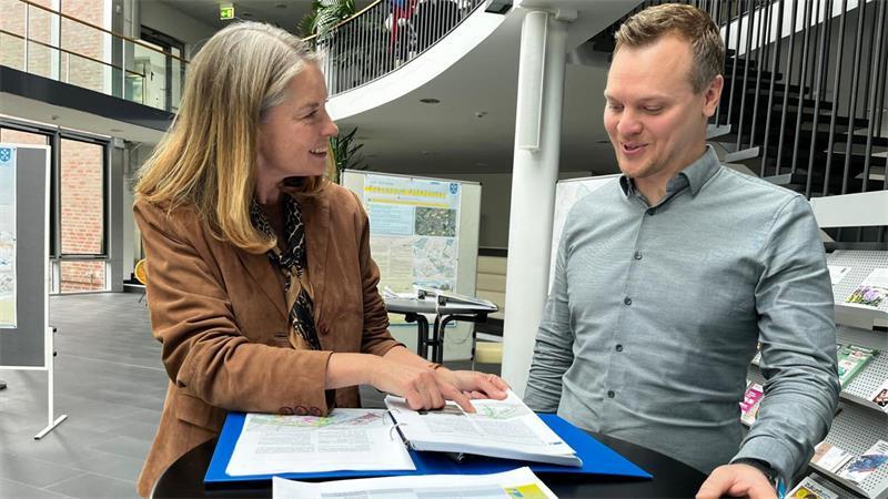 Vollsperrung Bahnhofstraße: Der Umbau der wichtigen Straße beginnt jetzt Sie verspricht, die Sorgen der Bürger ernstzunehmen: Stadtbaurätin Michaela Springhorn. Hier mit Gespräch mit Mitarbeiter Marvin Knappe.