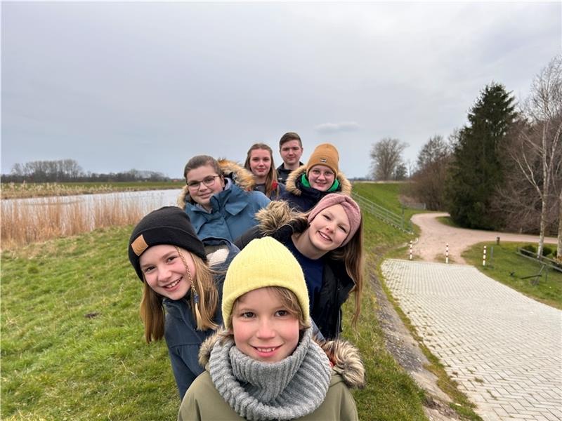Sie vertreten die Großenwördener Kinder (von vorn): Matz Dreyer (9), Linea Lubnau (10), Mia Großer (11), Mira Deters (13), Luna Deters (16), Marie Guthahn (12) und Tim Mürmann (15). Foto: Klempow