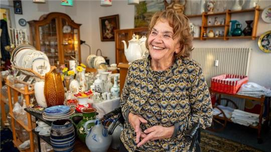 Sie war „Rotkäppchens“ Mutter: Renate Geiken knipst im stadtbekannten Antiquitäten- und Trödelgeschäft an der Rickmersstraße endgültig zum 1. Dezember 2023 das Licht aus und geht in den Ruhestand - mit 80 Jahren.