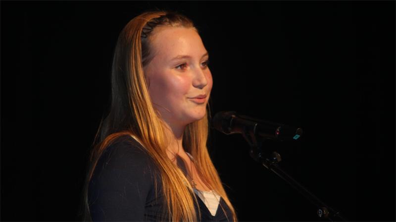 Junge und alte Talente im Rampenlicht: Begeisternde Auftritte in Stade Sie war einer der heimlichen Stars des Abends: Die erst 13-jährige Clara Heinzel aus Bargstedt brachte ihre Gefühle zu Papier und von dort in Form von Poetry Slam auf die Bühne des Stadeum.