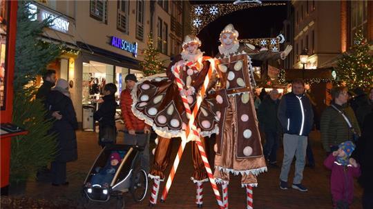 Sie waren ein beliebtes Fotomotiv bei den Besuchern des Weihnachtsmarktes in der Altstadt von Buxtehude: Fräulein Lebkuchenherz und der Lebkuchenmann gingen auf Stelzen durch die Lange Straße. Drei Monate hat die Anfertigung der Kostüme in Anspruch genommen.