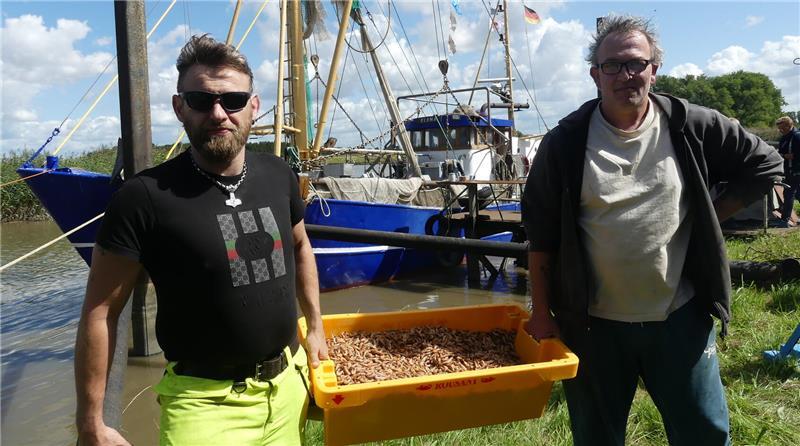 Sie waren mit ihrem Fischkutter „Elena“ erstmals beim Hafenfest in Wischhafen - und brachten ihren Krabbenfang mit: Kapitän Hans-Adolf Balschuweit (rechts) und Frank Haase.
