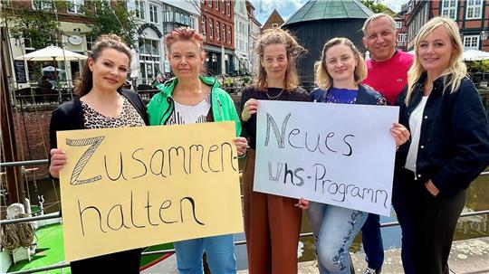 Sie werben für das neue Herbstprogramm: VHS-Leiterin Katja Buse (2. von links) mit einem Teil des Teams.