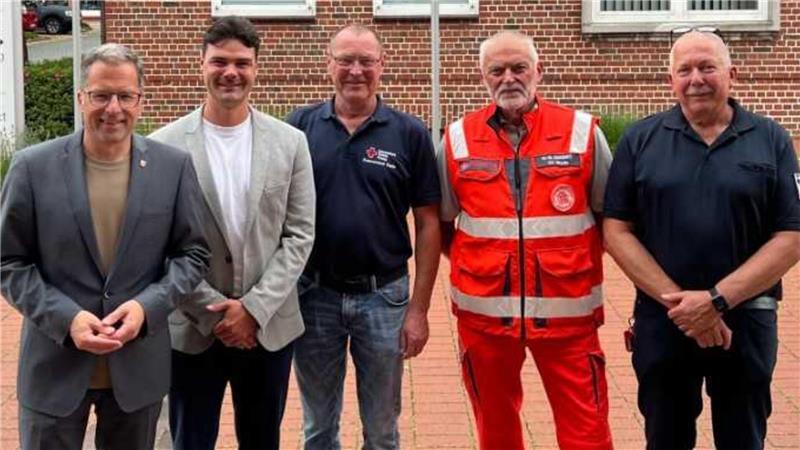 Sie werben um Unterstützung für die ukrainischen Kinder (von links): Landrat Kai Seefried, Julian Dubbels und Frank Burfeindt vom DRK, Hansi Eggert von den Johannitern und Wilfried Sprekels von der Feuerwehr- und Rettungsleitstelle des Landkreises.