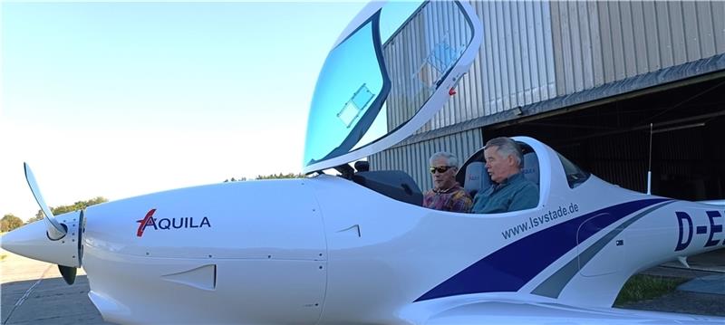Sie wird beim Flugtag glänzen: Die neue Aquila A211 begeistert die Vorstandsmitglieder Christoph von Saldern (rechts) und Dieter Kohn mit ihrer modernen Technik . Fotos Bisping