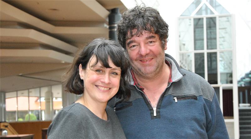 Sie wirkt im Stadeum hinter den Kulissen, er tritt gleich zweimal bei den Kleinkunsttagen auf: das Schauspieler-Paar Ruth Meyer und Rainer Piwek aus Horneburg im Foyer. Foto: Lohmann