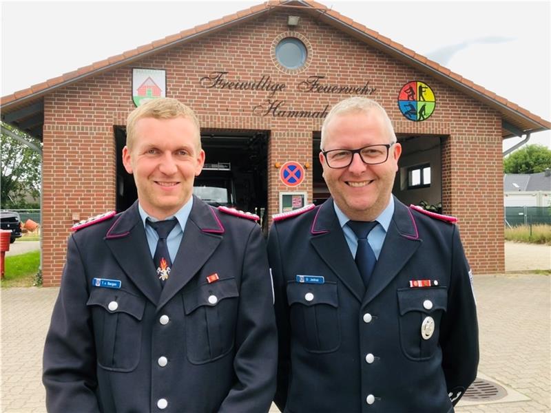 Vor diesen Aufgaben steht die Freiwillige Feuerwehr in Hammah Sie wissen eine starke Truppe in Hammah hinter sich: Ortsbrandmeister Dennis Jednat (rechts) und sein Stellvertreter Thies von Bargen. Foto: Klempow