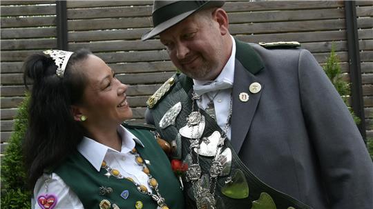 Sie wollen das Schützenjahr genießen: König André und seine Königin Maricel.