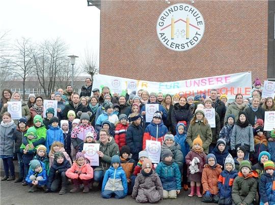 Sie wollen, dass die Eigenständigkeit der Grundschule Ahlerstedt sowie der benachbarten Oberschule erhalten bleibt. Foto: Fehlbus