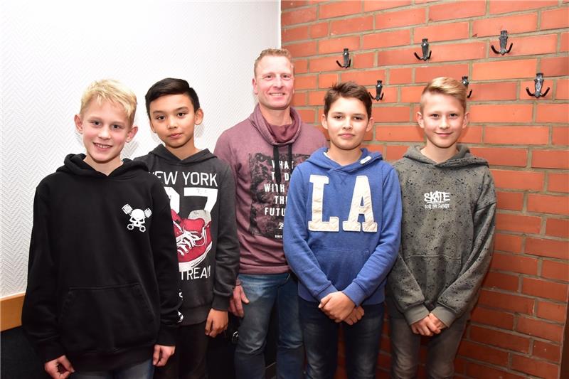 Sie wollen den Bike-Park realisieren (von links) Jorge Löhden, Max Pawerodirjo, Jens Löhden, Merlin Köpke und Max Klintworth.  Foto Ahrens