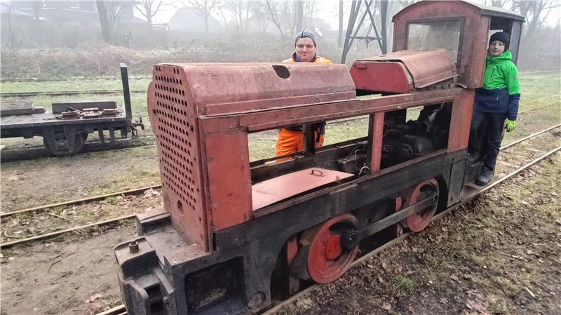 Oldtimer auf Schienen: Neues Leben für einen „Witwenmacher“ Sie wollen die Lok wieder in Betrieb sehen: Ralph-Ludwig Gehrke hinter dem "Witwenmacher", Mateo Wiemann am Führerhäuschen.