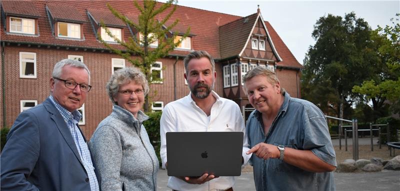 Sie wollen die Zukunft der Grundschule „Am Westerminnerweg“ in Jork gestalten : Bürgermeister Gerd Hubert (BVJ), Schulausschussvorsitzende Silja Köpcke (CDU), Schulentwicklungsberater Stefan Niemann vom Büro SICHT.weise und Schulleiter Hein