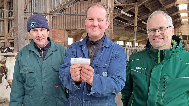 Sie wollen die digitale Unterstützung durch die Smaxtec-Boli nicht mehr missen: (v.l.) Landwirte Theo und Roel Ijkema und Berater Bernd Schwarting, der bei der Anwendung des Systems unterstützt.
