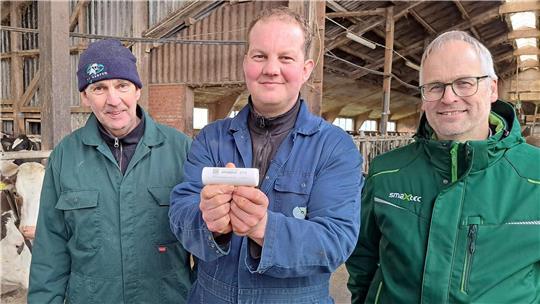Sie wollen die digitale Unterstützung durch die Smaxtec-Boli nicht mehr missen: (v.l.) Landwirte Theo und Roel Ijkema und Berater Bernd Schwarting, der bei der Anwendung des Systems unterstützt.