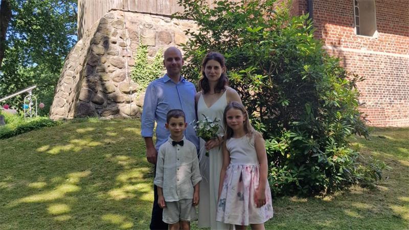 Spontan-Hochzeit: Die schönsten Bilder der Trauungen im Landkreis Stade Sie wollten sich noch einmal als Familie segnen lassen: Katharina und Florian Neuber mit Maja und Felix.