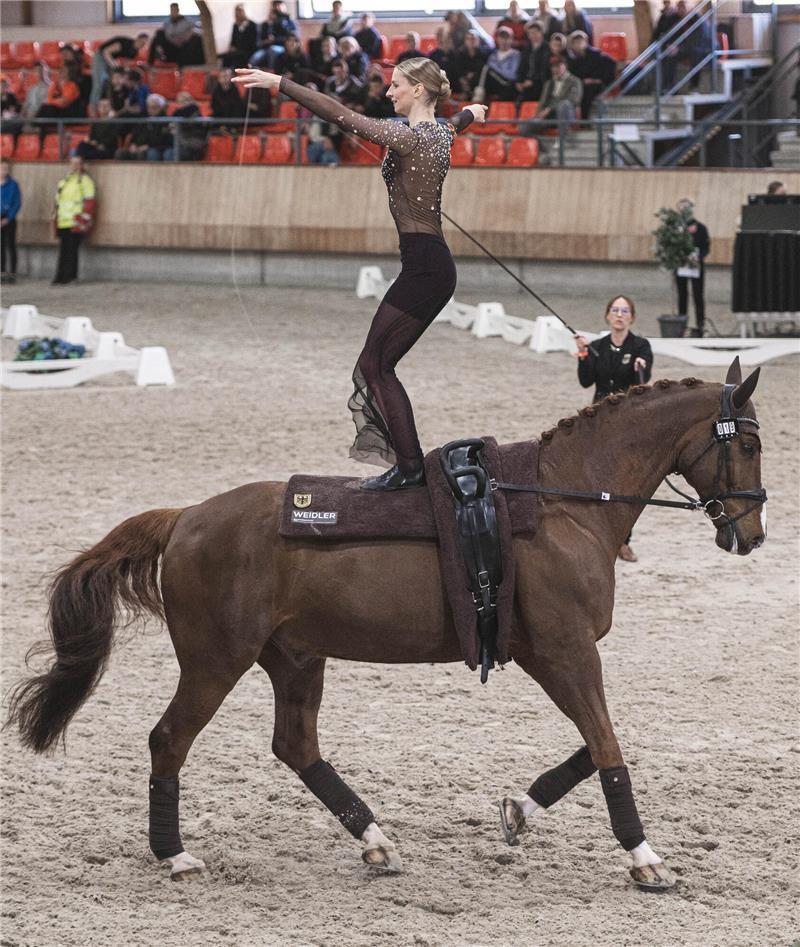 Sie wurden in dieser Kombination Weltcup-Sieger: Das Fredenbecker Trio Kathrin Meyer, Pferd Capitain Claus und Longenführerin und Trainerin Gesa Bührig.