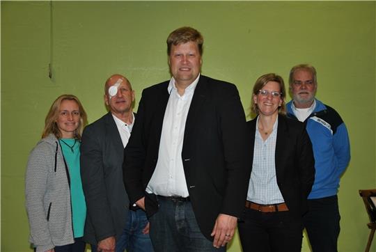 Sie wurden vom Gemeinderat Agathenburg gewählt: Bürgermeister Stefan Heins (vorn) mit seinen Stellvertretern Natalie Warkehr und Harald Gooßen sowie Gemeindedirektorin Andrea Hunold und ihr Stellvertreter Klaus Müller (von links). Foto: Loh