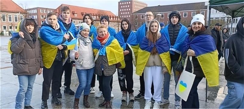 Stader demonstrieren für Frieden – „Habe Angst“ Sie zeigten Flagge: Ukrainische Schülerinnen und Schüler der BBS 3 in Stade mit Lehrerin Tetyana Lykhodid (Mitte). Foto: Bisping