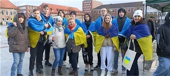 Sie zeigten Flagge: Ukrainische Schülerinnen und Schüler der BBS 3 in Stade mit Lehrerin Tetyana Lykhodid (Mitte). Foto: Bisping