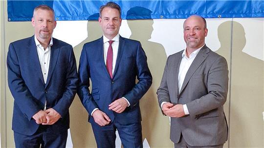 Sie zogen eine positive Bilanz: Firmenkundenleiter Lars Keitsch, Vorstandsvorsitzender Georg Alder und Privatkundenleiter Björn Großmann (von links).