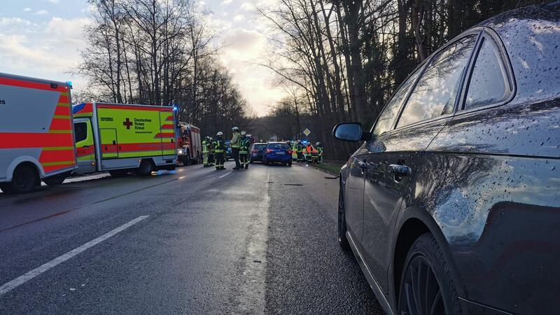 Sieben Autoinsassen wurden bei dem Unfall leicht verletzt.
